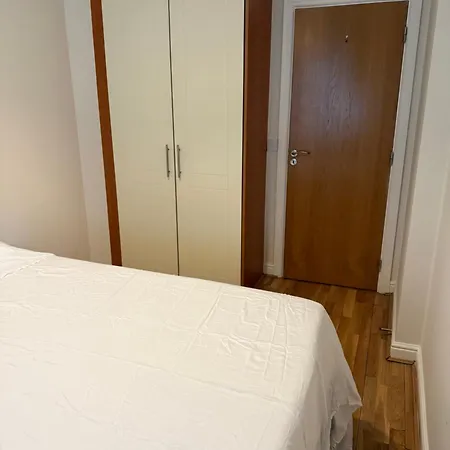 Bright En-suite With Free Parking And Bus Links Homestay szállás