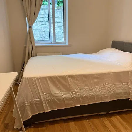 Bright En-suite With Free Parking And Bus Links