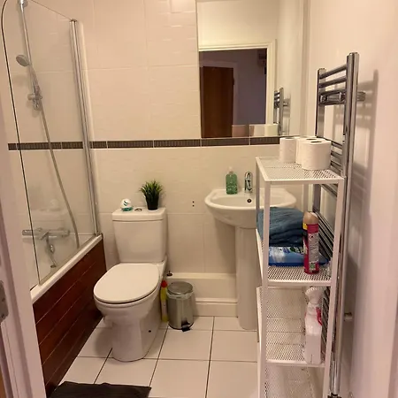 Bright En-suite With Free Parking And Bus Links Homestay szállás *